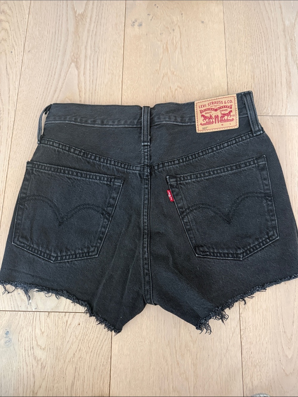 NEW Levi's Black High-Rise 501 Frayed Denim Shorts sz26 - Picture 3 of 6
